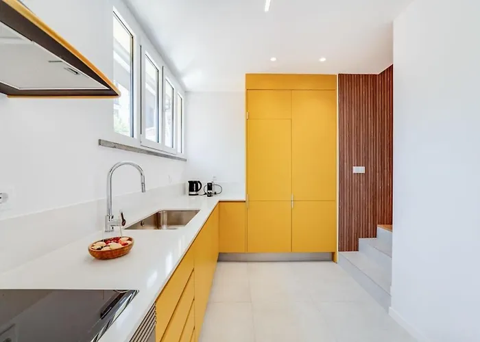 Cozy Coastal Getaway 3br In エストリル