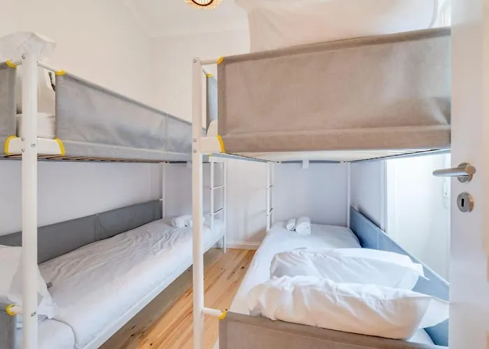 Cozy Coastal Getaway 3br In アパート エストリル